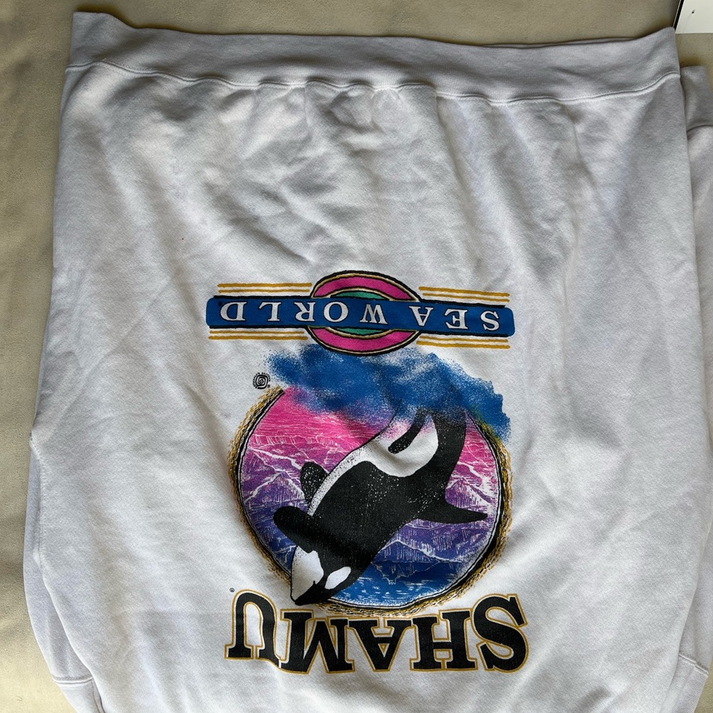 SEAWORLD SHAMU KILLER WHALE GRAPHIC CREWNECK SWEATSHIRT AS-IS
